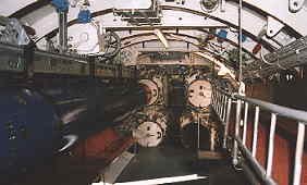 Blick in den Bug-Torpedoraum mit den Torpedorohren von U-995.