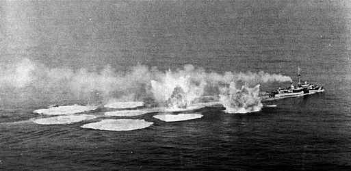 Ein US-Zerstoerer faehrt einen Wabo-Angriff auf U-853