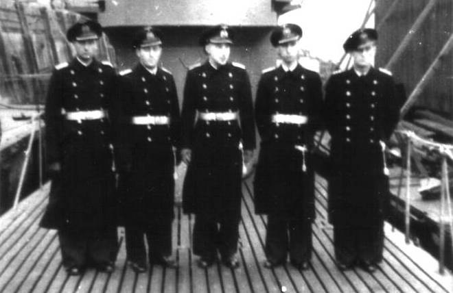 Die Offiziere von U-300 während der Indienststellung
