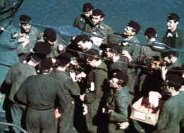 Besatzung von U-405 beim Apfelsinen- u. Postempfang auf dem Deck ihres U-Bootes